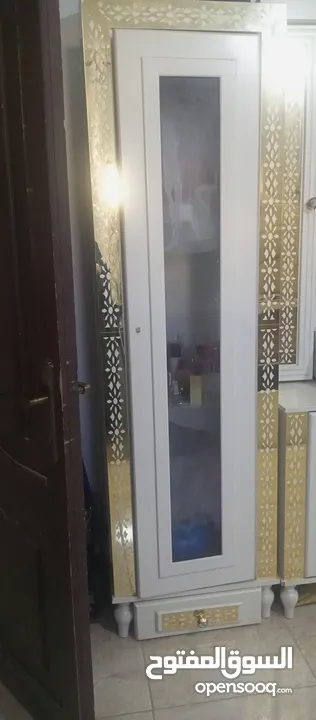 غرفة نوم مضيئه  لون ابيض مع ملحقات كما بالصور مستعملة.......