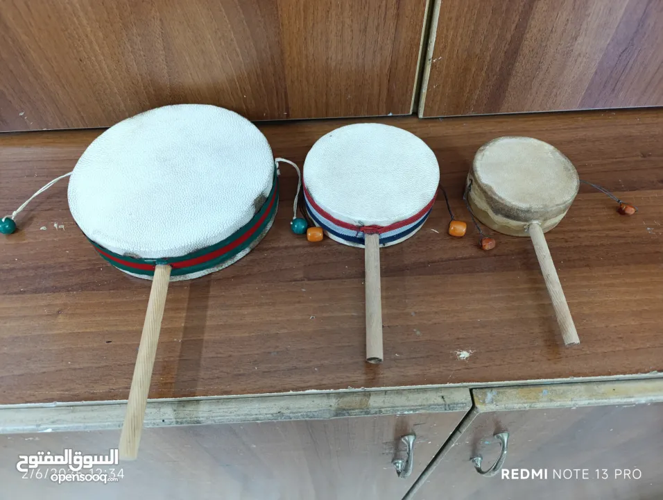 مجموعة متنوعة من الالات الموسيقية من الجلد الطبيعي وشغل يدوي 100%