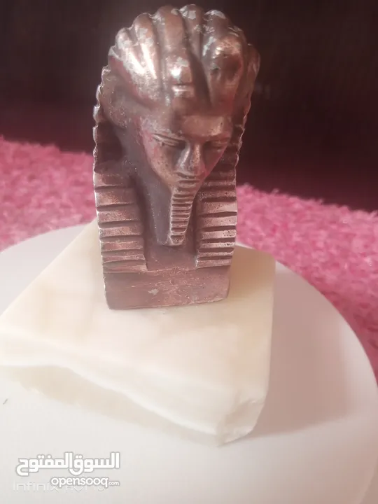 مجسم نحاس احمر وقاعده حجر