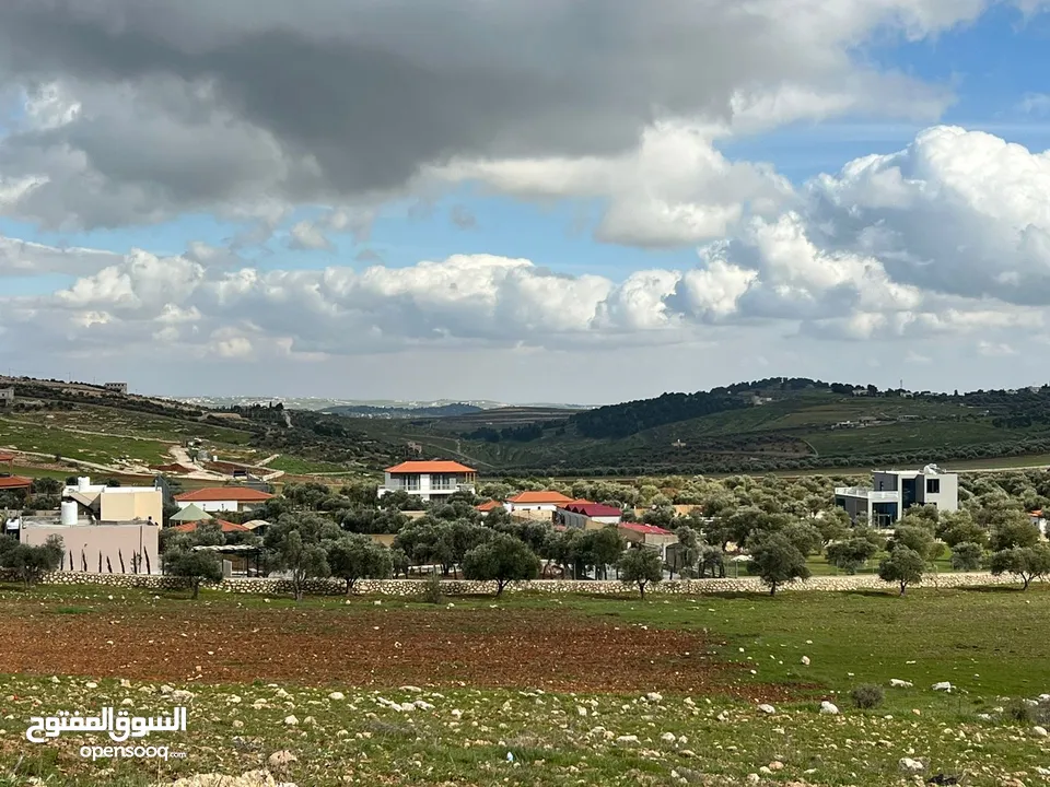 للبيع منبسطه واصل الخدمات اطلاله رائعة منطقة مزارع وشاليهات فخمه.