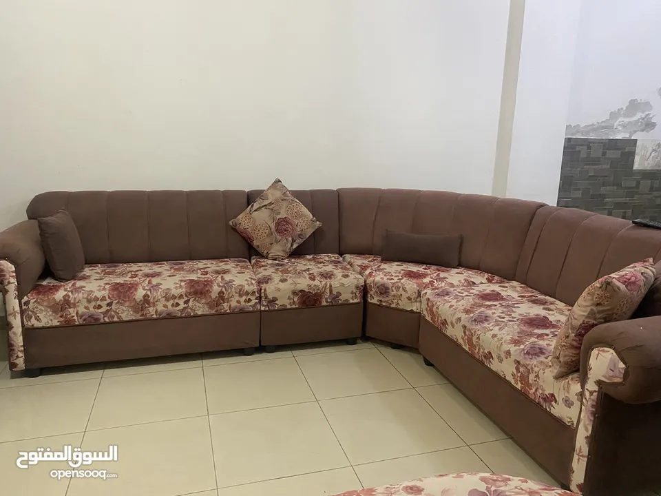كنب زاوية مع كراسي ملكية للبيع بحالة ممتازة