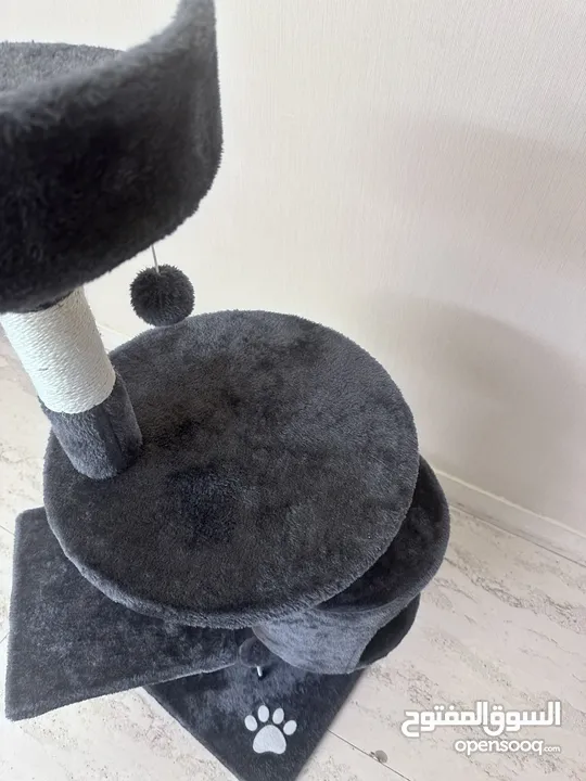 بيت للقطط بلون الكحلي جميل جدا يتكون من اربع اشياء