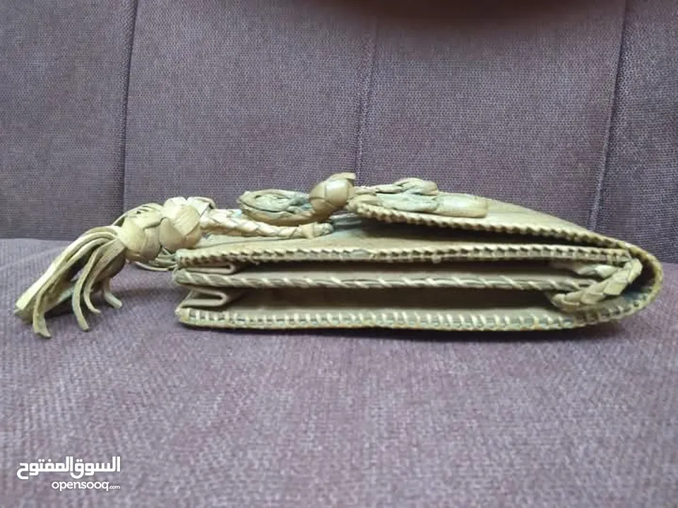 نوادر..حقيبة من جلد صغير تنين الكومودو