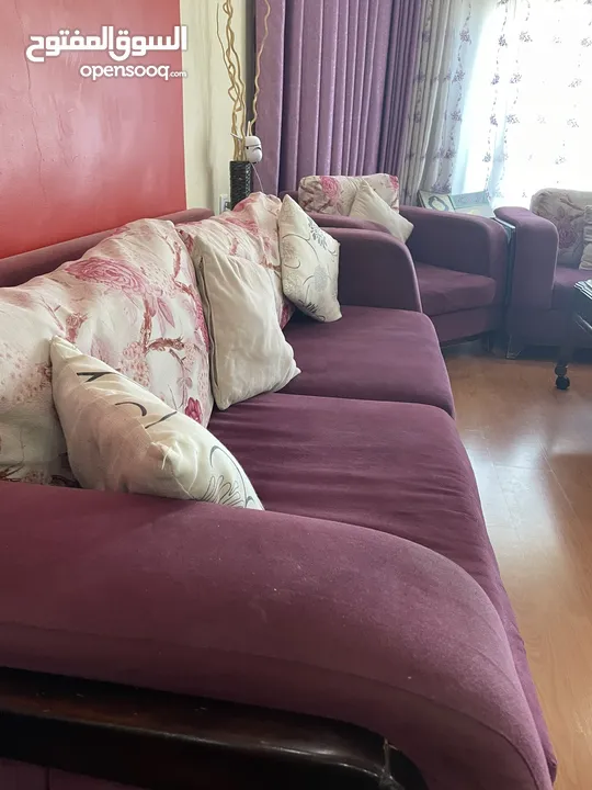 طقم كنب غرفة جلوس مع البرادي للبيع
