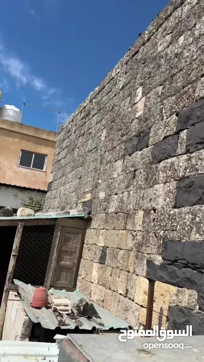غرفة احجار  قديمه جدا..يوجد فيه اكثر من 1500حجر.تنفع  غرفه امام  حديقه او  فله او  منتزه