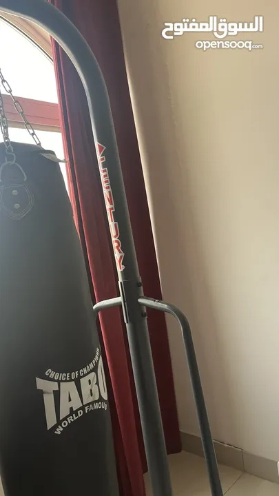 Boxing bag + stand included