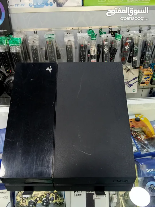 PS4 fat  بلايستيشن فور فات وكاله نظيف مش مفتوح مع ايدتين كوبي ون جداد قابل للتفاوض بشيء بسيط