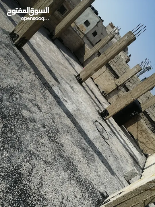 عماره طابقين شارع حي الحسين الرئيسي  للبيع 3 شقق و3 مخازن  