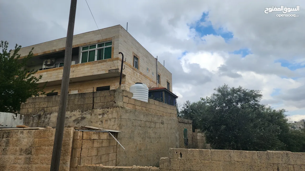 عماره لل: بيت مستقل مكون من ثلاث طوابق مساحة الارض 1117متر مساحة البناء ل