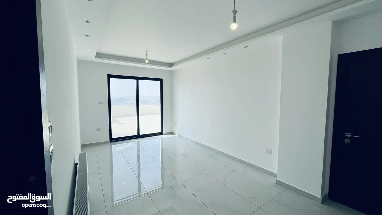 شقة ارضية ذات اطلالة رائعة بمساحة اجمالية 300 متر مربع