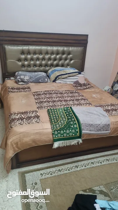 غرفة النوم تخت وخزانة وجوارير ومرايا مع جرارات