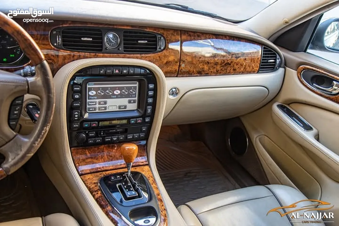 Jaguar Xj8 2005  السيارة مميزة جدا