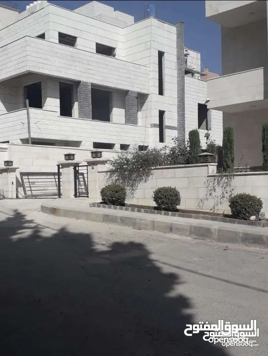 فيلا للبيع مستقلة نظام خمسة شقق طابقين وروف على مساحة ارض 945 م غير مشطبه عظم