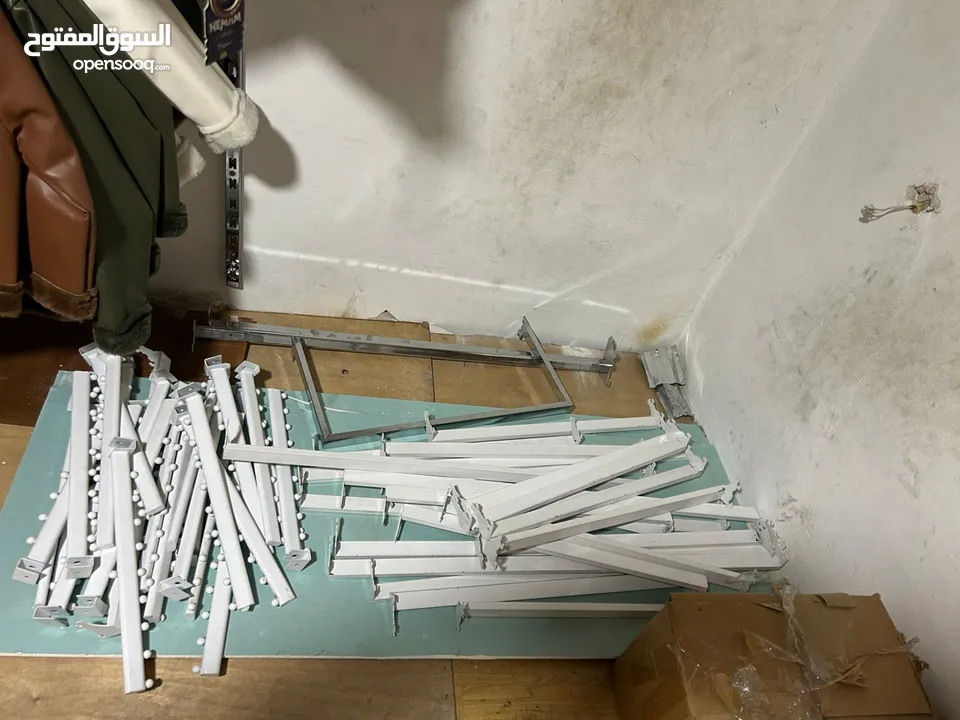 رفوف خشب ستاندات وتعاليق محل اواعي كميه وبنص السعر المعني يتواصل