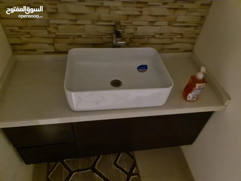 شقة مفروشة بمنطقة المصايف قريب مدرسة الاوائل ثلاث غرف بحالة ممتازة من المالك مباشرة