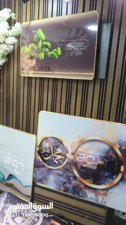 برواز مميز جدا مع ساعة ديجتال تعرض الوقت والتاريخ ودرجة الحرارة مرفق سلك الكهرباء وبراغي التثبيت .