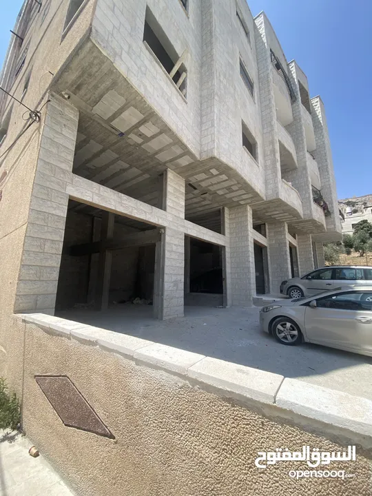 شقق عظم للبيع ومحلات تجاريه على شارع القدس نابلس قريب من بطاريات الشكعة