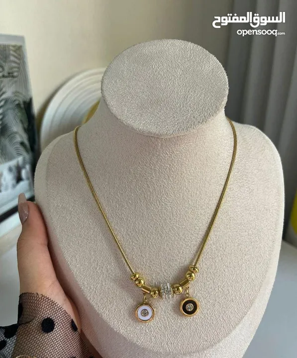 سوار ذهبي فاخر بتصميم أنيق ومميز