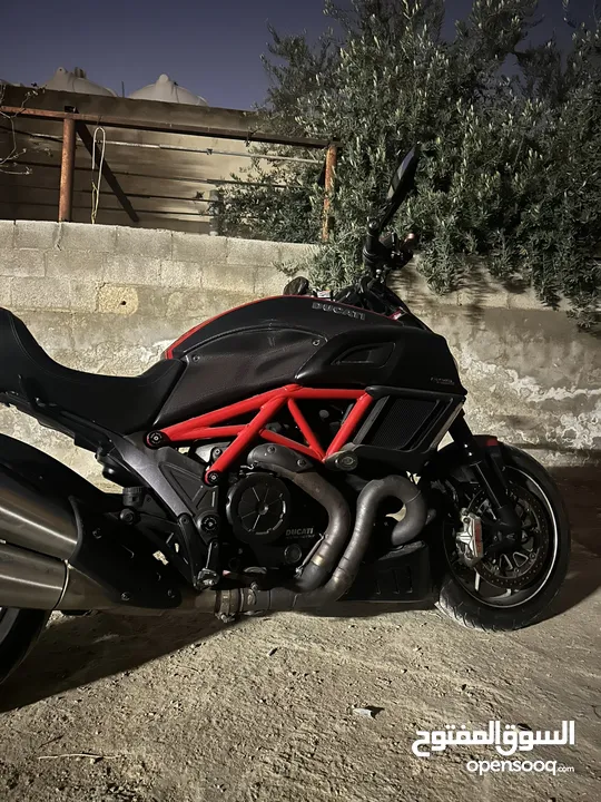 دوكاتي ديافل 2014 كاربون 35000km صيانة كاملة ليست بحاجه لاي صيانه