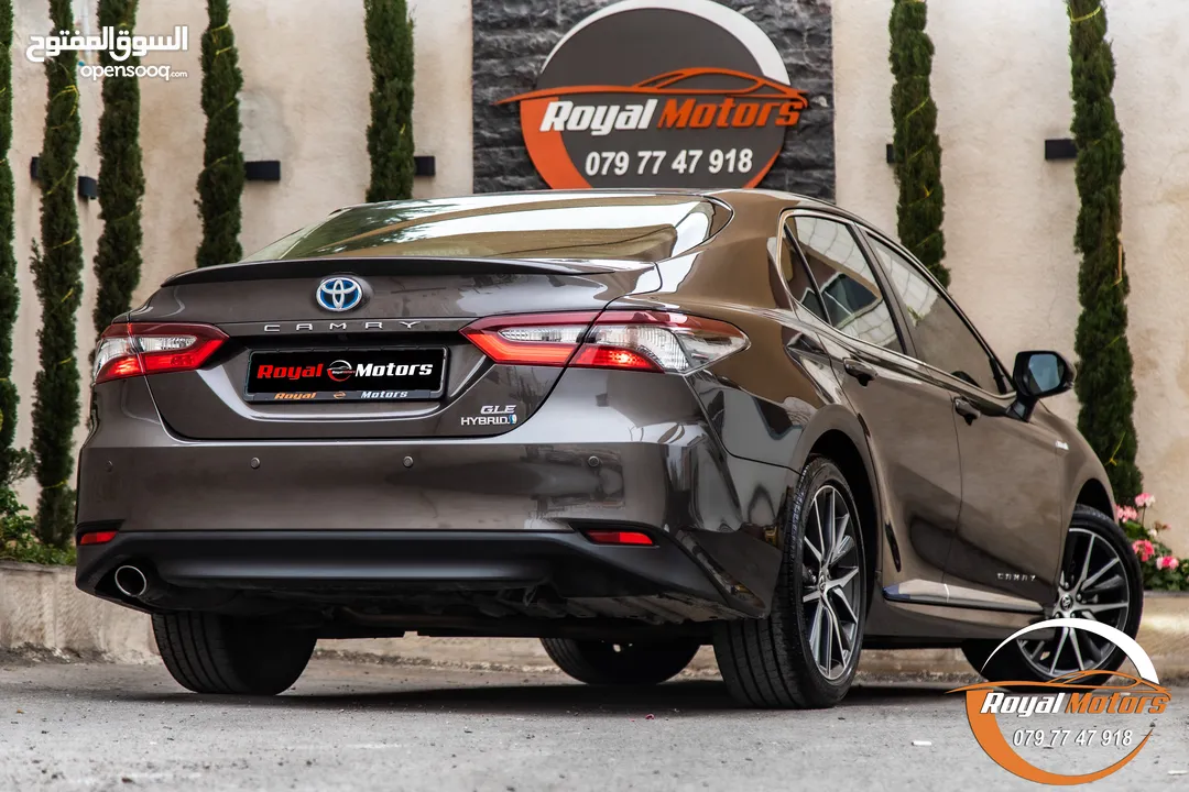 Toyota Camry Gle 2023  السيارة بحالة الوكالة و قطعت مسافة 17,000 كيلو متر