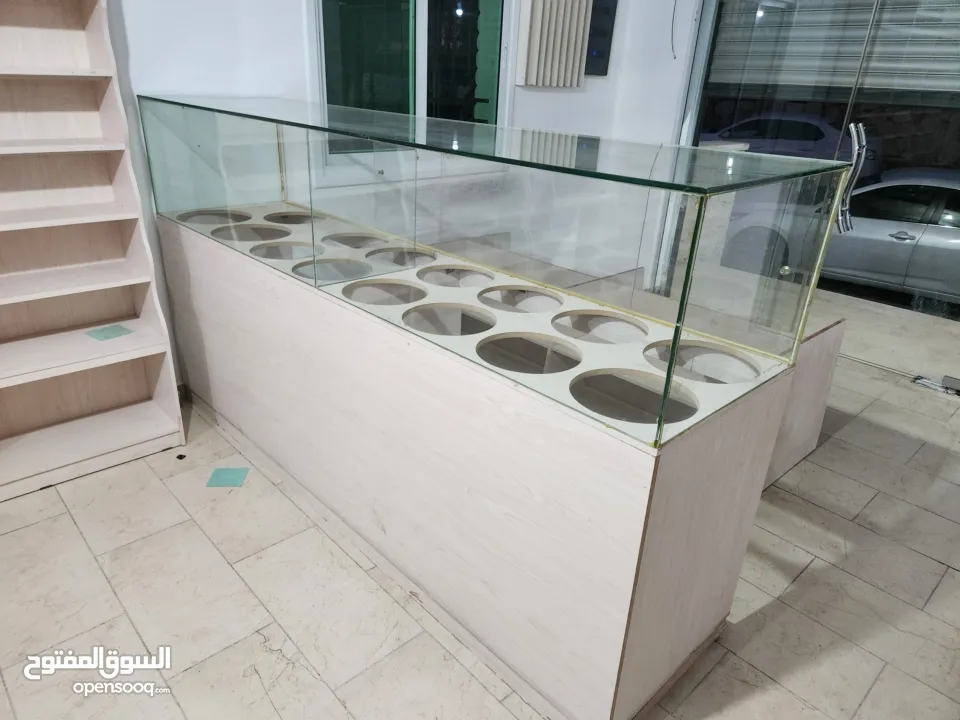 ديكور محمص شبه جديد مع رفوف وباترينه 2 متر وكراسي مكتب كلف تفصيل 15 الف شيكل البيع بسبب السفر بسعر ح