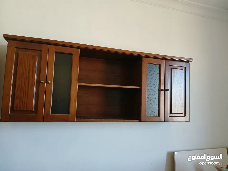 مكتب وخزانه فوق المكتب