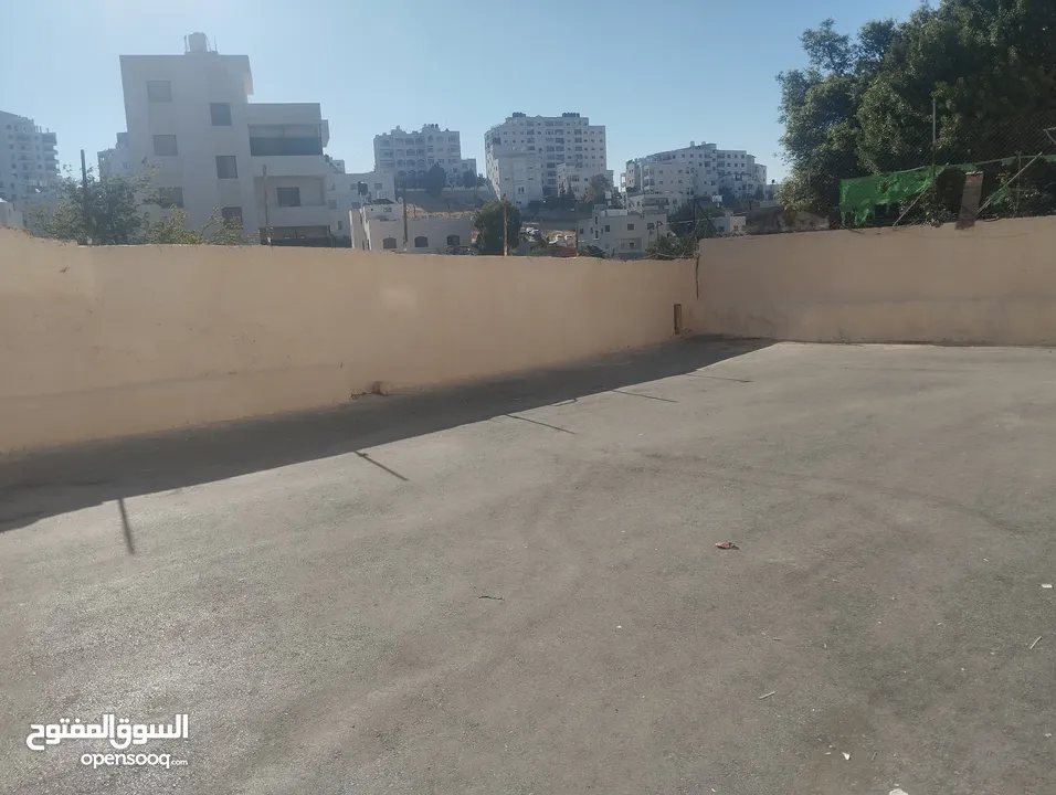 طابق كامل للايجار مع ساحة خارجيه