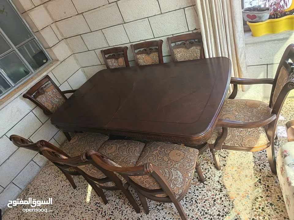 طاوله سفرة مع 8 مقاعد حجم كبير + بيرو استعمال بسيط