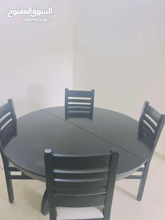 طاولة سفرة مع اربع كراسي