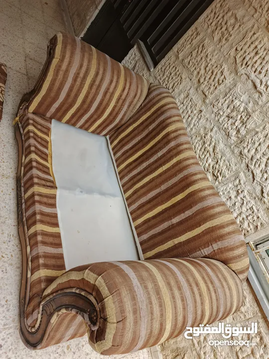 كنب كلاسيك للبيع من اربع قطع مناسب لصالون ومناسب غرفة جلوس ومناسب لغرفه ضيوف خشب اوزان ابيض