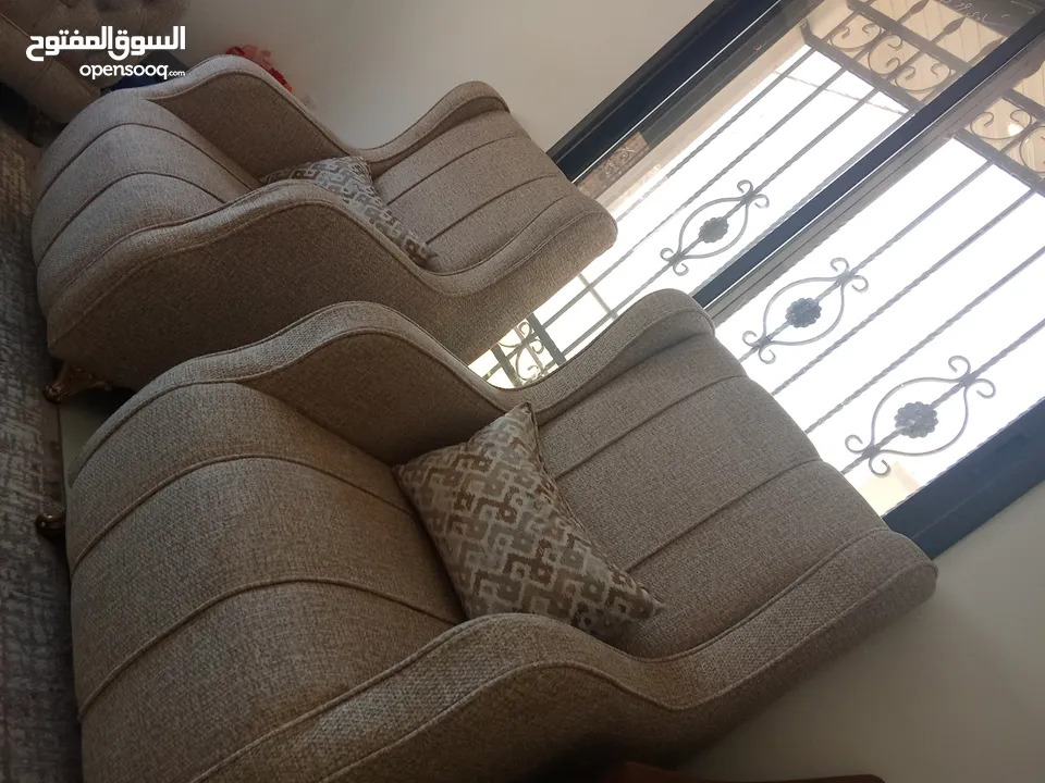 اثاث للبيع.