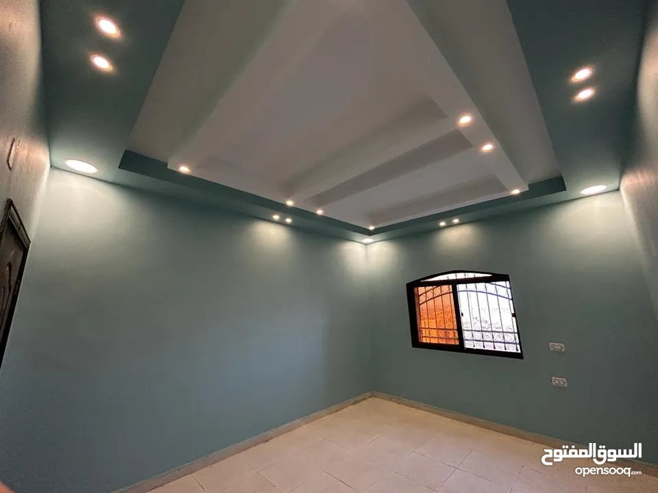 مزرعة 8 دونمات وبناء حجر فاخر 162 متر عمر البناء 5 سنوات