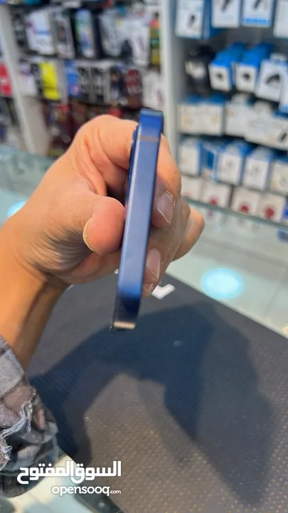 iPhone 12 64 GB  البطاريات من 88-93 مكفول اسبوعين