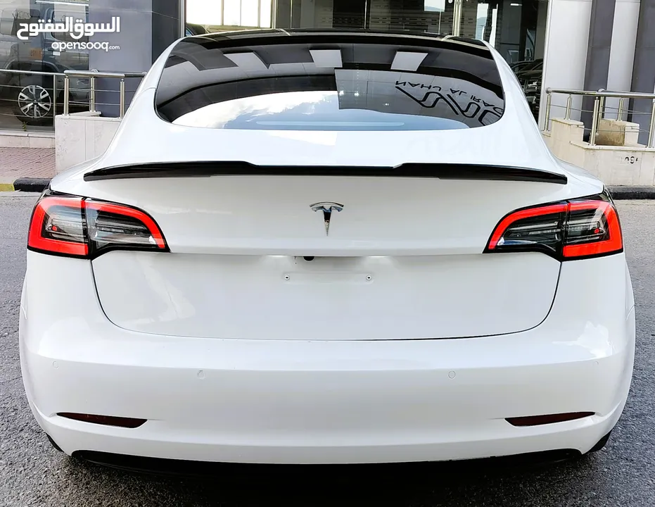 تيسلا 2022 model 3 بحالة الوكالة فحص كامل اوتوسكور +B لون مميز في الحرة للبيع بسعر لقطة ومحرووووق