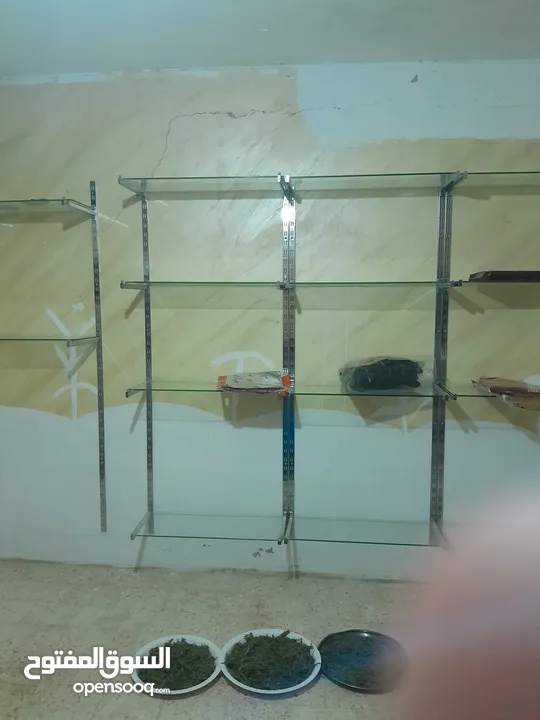 رفوف كزاز بحالت الوكاله للبيع بداعي السفر  يصلح لمحل