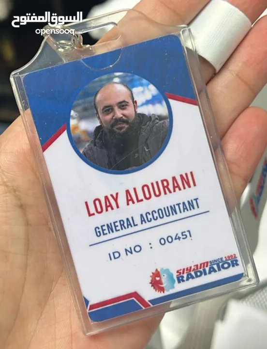 بلوزة موظفين فيزت جاليهات مع شعار باجات