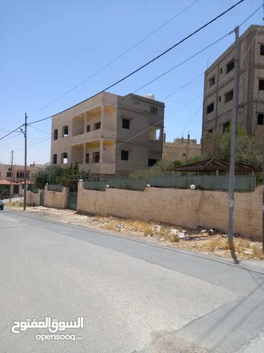 بيت مستقل مكون من ثلاث طوابق للبيع بسعر مميز