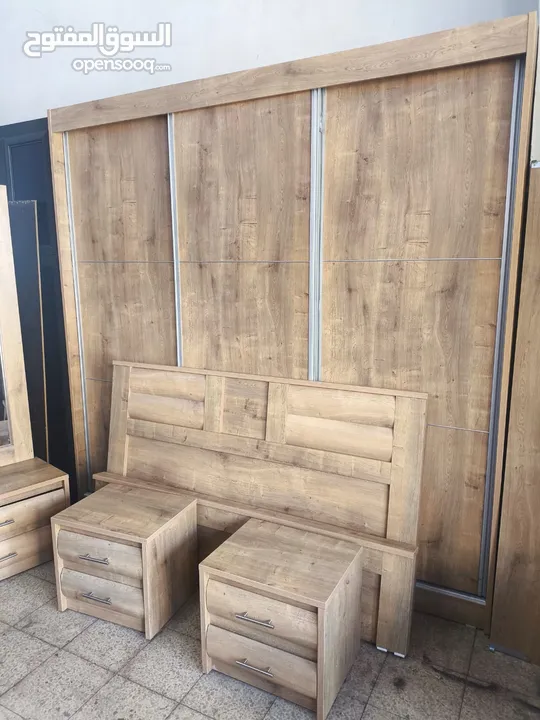 غرفة نوم بلون خشبي مميز