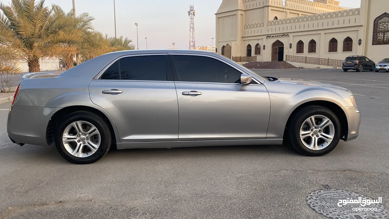 Chrysler C300 نظيفة جدا