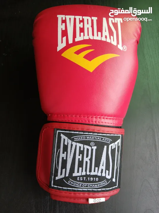 كفوف EVERLAST الأصلية استعمال خفيف جدا جدا بحالة الوكالة للبوكسينغ و الكثيير من الرياضات ...........