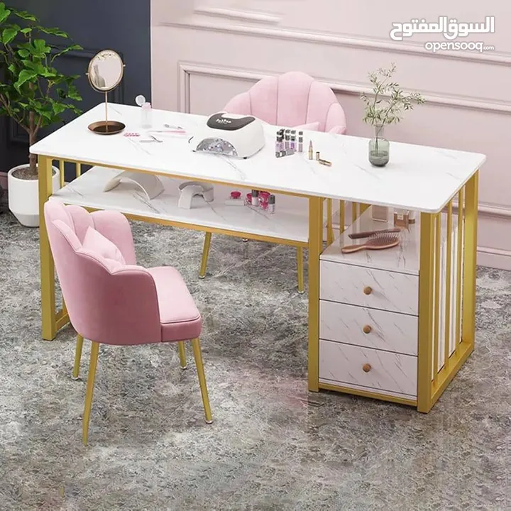 طاولة العروس الذهبية ذات تاثير رخامي يوجد على جانب الطاولة ادراج للاخزين وجميع انواع اعمال الاظافر