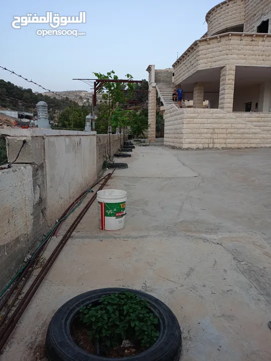 بيت للبيع طابقين في بيت اولا    يوجد بئر ماء  مخزن  مكتب خارجي معزول عن البيت  حمام خارجي  ثلاجه .غس