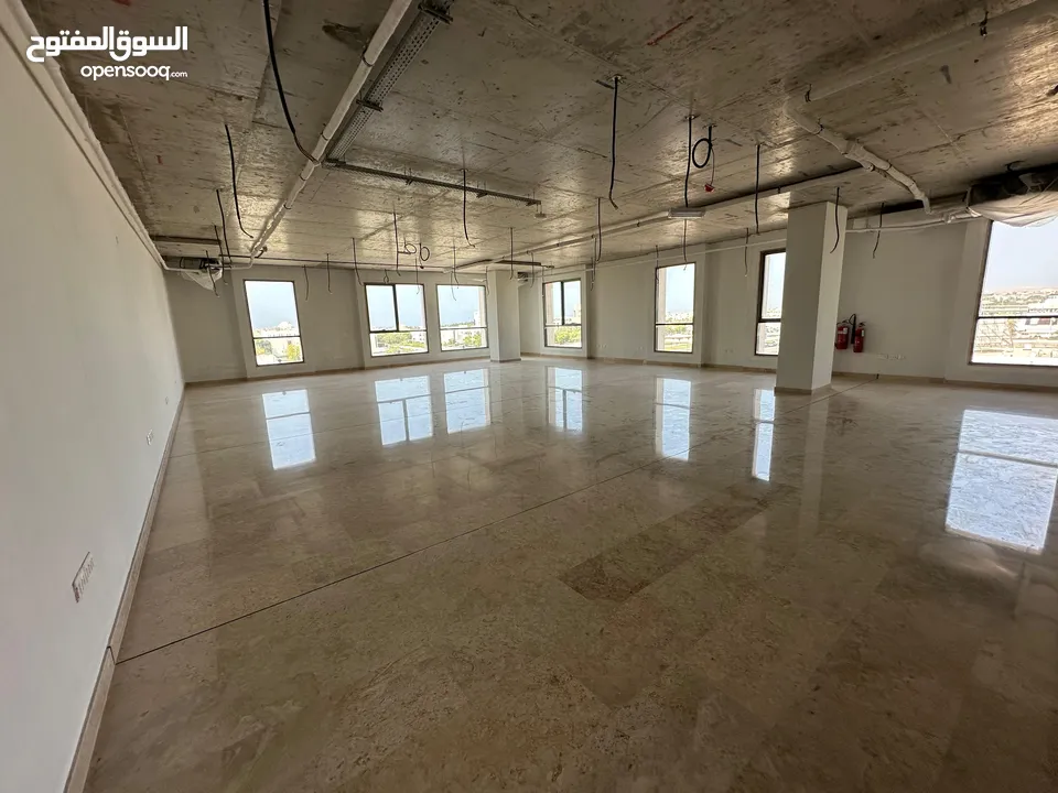 مسحات تجارية مميزة جديدة كلياً للايجار في الخوير - Brand New Com. Spaces for Rent in AL Kuwaer