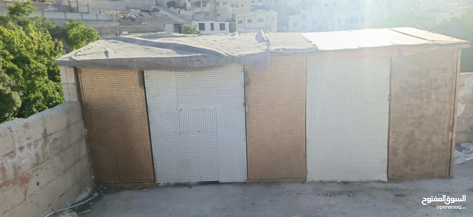 خشه حمام ثلاث ابواب  الطول 4متر العرض متر وثلاثين العب راكب عليها السقفيه خشب ظهر الفرصه من ورا طوب