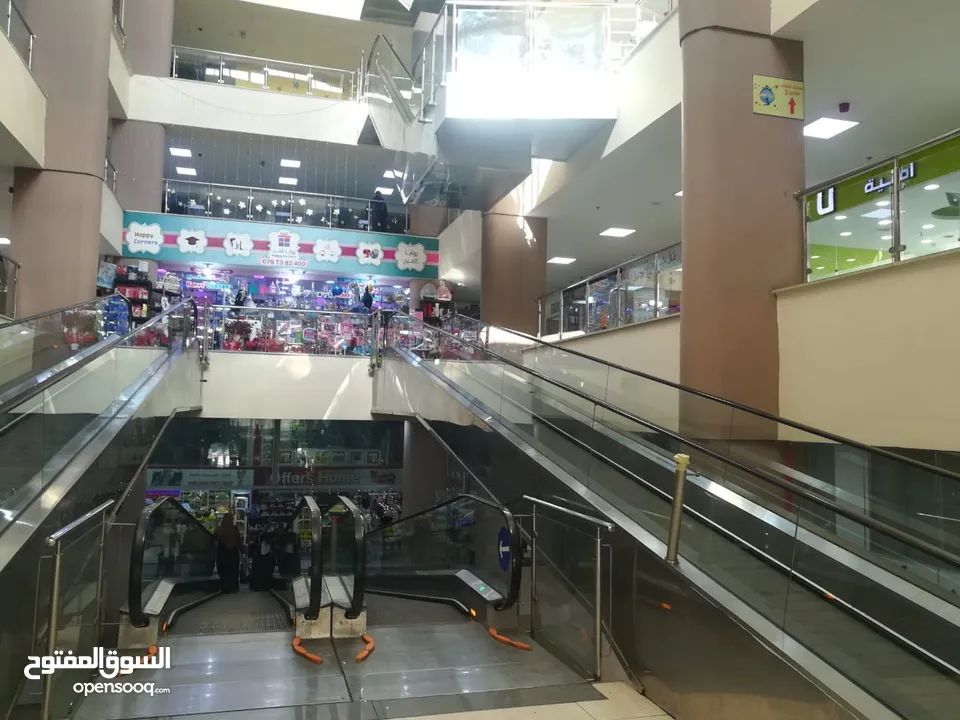 محل بوث على مدخل مول بجانب الريحان