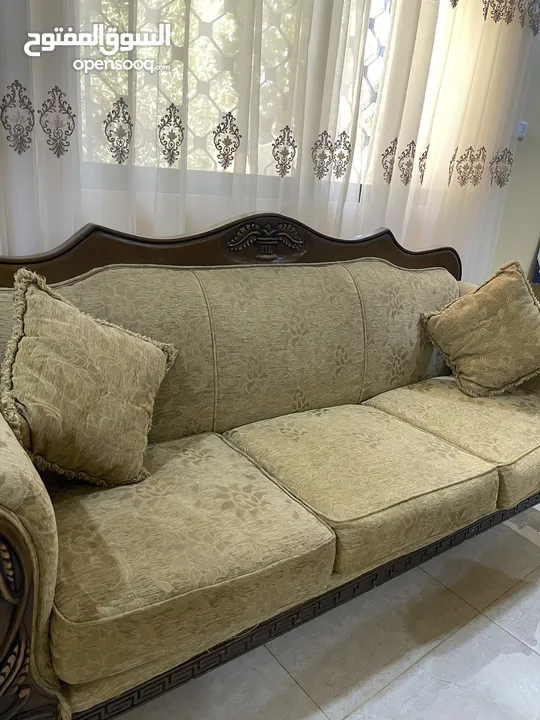طقم كنبايات مع طقم طاولات