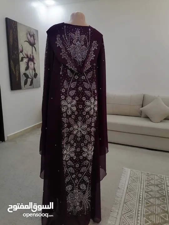 وينها  ام العريس عبايه شيفون فراشه مع شك  قطعتين  القطعه داخلي ملزقه مع الفراشه