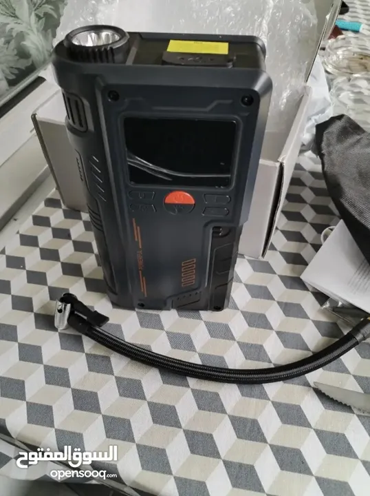 مكثف طاقة ( Jump starter ) لشحن بطارية السيارة بالإضافة إلى القدرة على نفخ العجال