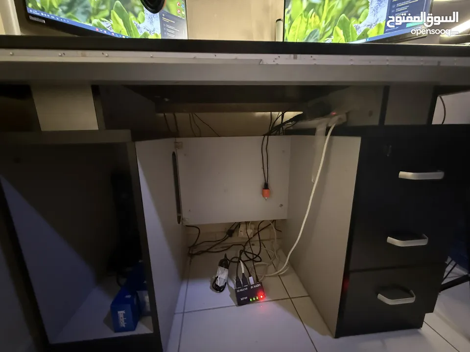 جهاز لابتوب hpمع شاشتين 168hz Lenovo مع طاولة gaming+كرسي gaming + اضاءة spotlight + جميع الملحقات