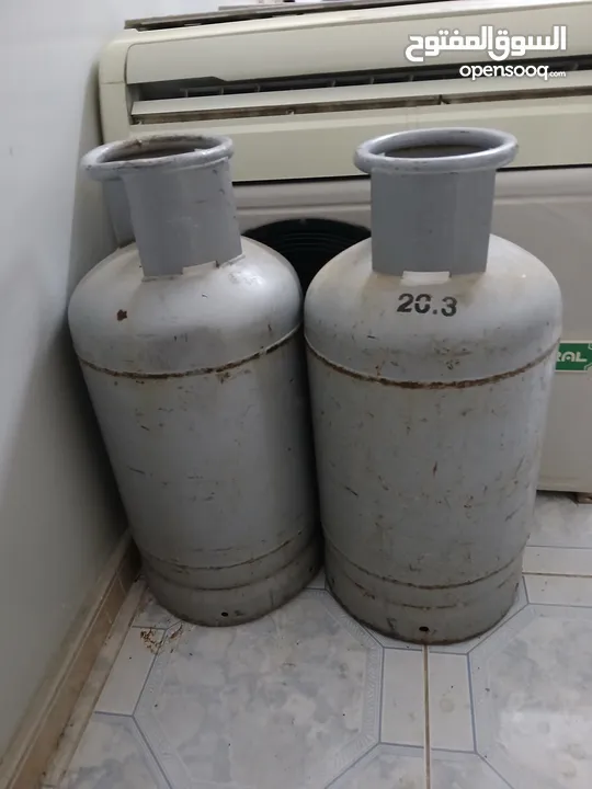 2 Gas cylinders